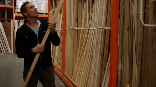 Männlicher Kunde Baumarkt Steht Der Nähe Von Holzhandwerk — Stockvideo