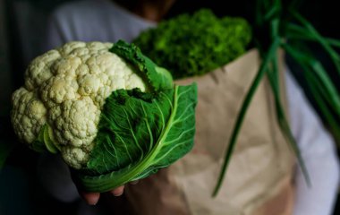 Kadın Ellerinde Taze Karnabahar