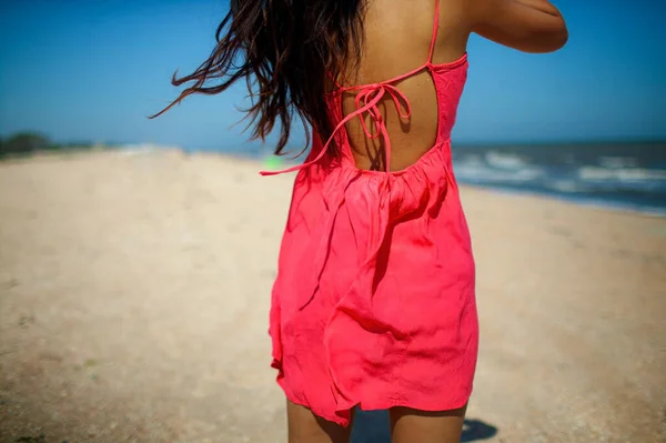 Glimlachende Aziatische Vrouw Genieten Van Zon Het Strand — Stockfoto