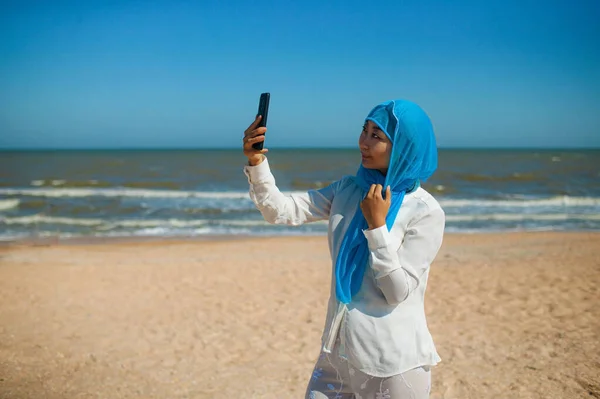 Женщина Мусульманка Платке Делает Селфи Моря — стоковое фото