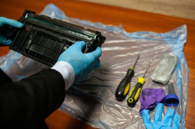 Eller eldivende Toner Kartuş Tamiri.