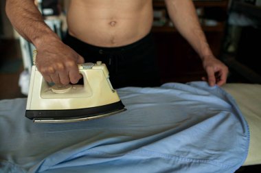 Erkeğin Gömleğini Ütülediği Yakın Çekim.