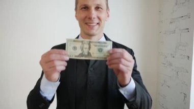 Mutlu İş Adamı Beyaz Geçmişinde Parayla Dans Ediyor.