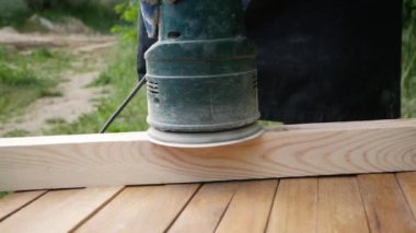 Kır evinde öğütme makinesinde çalışan genç adam..