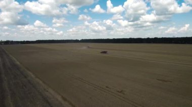 Ukrayna 'daki modern bir traktörün Hd Hava Görüntüsü.