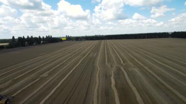 Ukrayna 'daki modern bir traktörün Hd Hava Görüntüsü.