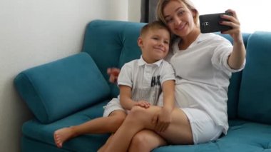 Hamile anne ve oğlu evde selfie çekiyorlar..