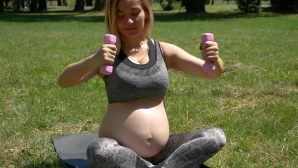 Schöne Schwangere Frau Treibt Sport Sommerpark — Stockvideo
