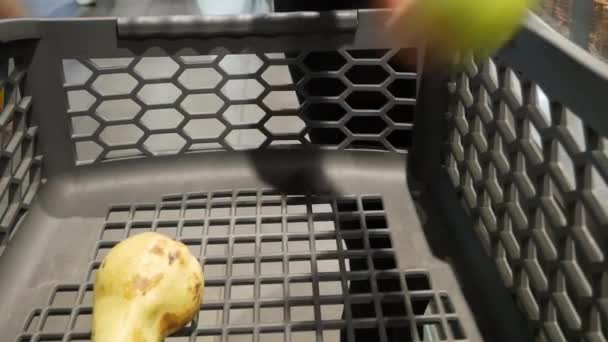 Süpermarket Koridorlarında Ilerleyen Alışveriş Arabası — Stok video