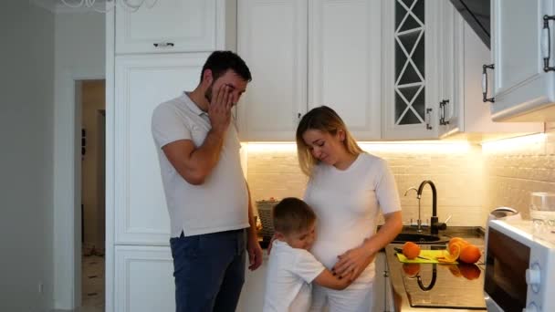 Lycklig Familj Tre Förväntan Baby Gravid Mor Med Pojke Och — Stockvideo