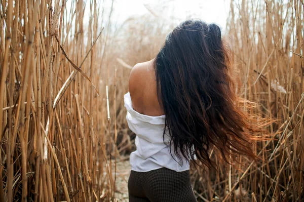 Mulher Asiática Sexy Com Cabelos Escuros Longos Juncos Secos Rio — Fotografia de Stock