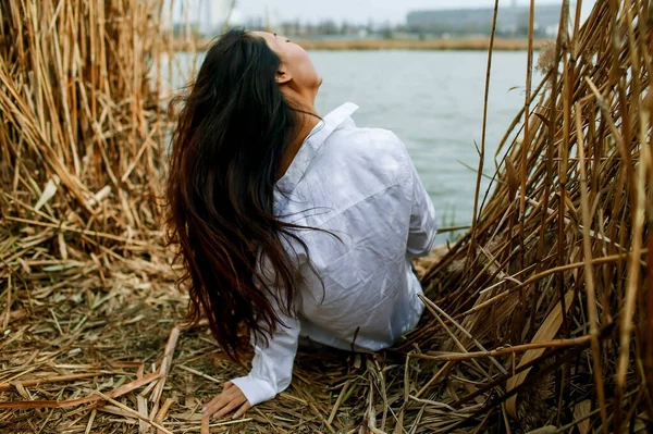 Sexig Asiatisk Kvinna Torra Vass Vid Floden — Stockfoto