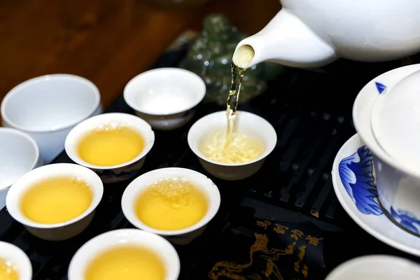 A man pours tea during a tea ceremony — Stock Photo, Image