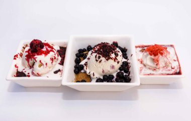 Doldurma berry ile dondurma, krem, çilek, yaban mersini ve çikolata ile tanımlama