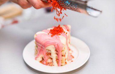 Çilek ve krema, yumuşak dolgulu bisküvi, beyaz bir tabağa lor ve beyaz çikolata serpilir