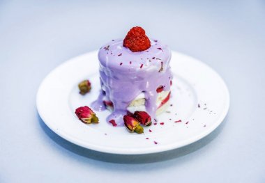 Süzme peynir ve yaban mersini suyu ve ahududu trüf çikolata bisküvi