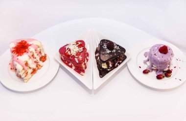 Beyaz bir tabağa doldurma berry ile kek ile farklı çikolata serpilir