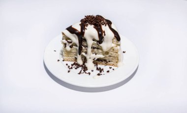 Bir dolgu çilek ve krema, yumuşak lor beyaz plaka ve trüf çikolata bisküvi