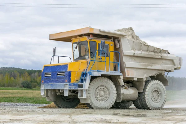Ulaşım minerallerin büyük sarı taş ocağı Damperli kamyonlar üretmek