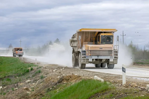 Ulaşım minerallerin büyük sarı taş ocağı Damperli kamyonlar üretmek