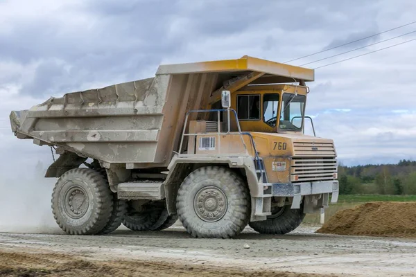 Ulaşım minerallerin büyük sarı taş ocağı Damperli kamyonlar üretmek