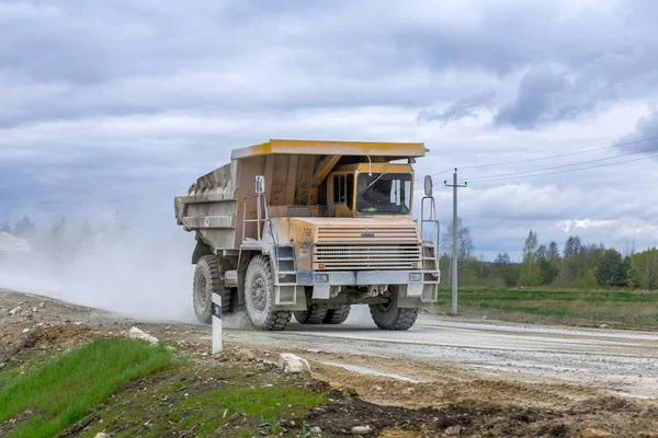 Ulaşım minerallerin büyük sarı taş ocağı Damperli kamyonlar üretmek