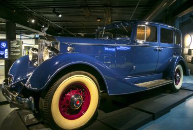Riga, Letonya - 16 Ekim: Retro araba yıl 1934 Packard sekiz model 1100 Riga Motor Müzesi, 16 Ekim 2016 Riga, Letonya