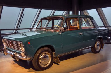 Riga, Letonya - 16 Ekim: Retro araba yıl 1974 Vaz 2101 Ziguli Riga Motor Müzesi, 16 Ekim 2016 Riga, Letonya