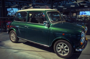 Riga, Letonya - 16 Ekim: Yıl 1991 Rover mini Mk.Vi Riga Motor Müzesi, 16 Ekim 2016 Riga, Letonya, Retro araba