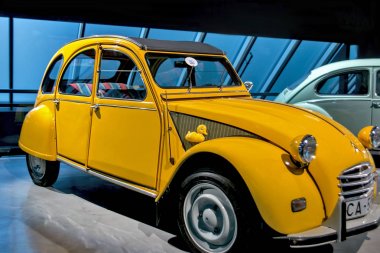 Riga, Letonya - 16 Ekim: Retro araba yıl 1969 Citroen 2cv Riga Motor Müzesi, 16 Ekim 2016 Riga, Letonya