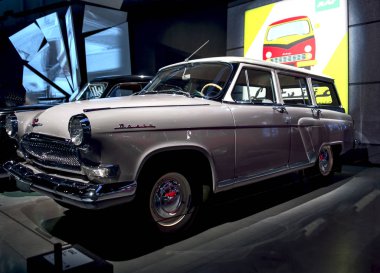 Riga, Letonya - 16 Ekim: Retro araba 1963 yılı Gaz 22 Volga Riga Motor Müzesi, 16 Ekim 2016 Riga, Letonya