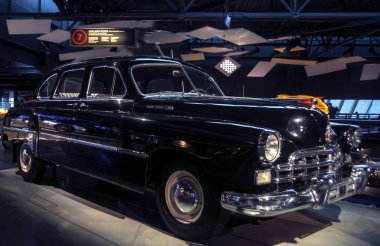 Riga, Letonya - 16 Ekim: Retro araba yıl 1956 Gaz Zim 12 Riga Motor Müzesi, 16 Ekim 2016 Riga, Letonya