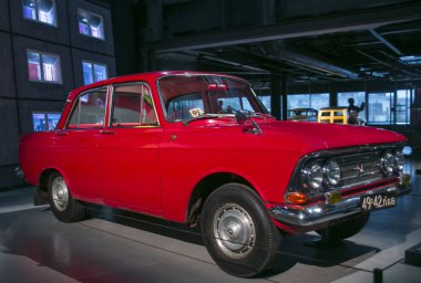 Riga, Letonya - 16 Ekim: Retro araba yıl 1968 Moskvic 408 Riga Motor Müzesi, 16 Ekim 2016 Riga, Letonya