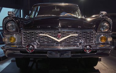 Riga, Letonya - 16 Ekim: Retro araba yıl 1972 Gaz 13 Caika Riga Motor Müzesi, 16 Ekim 2016 Riga, Letonya