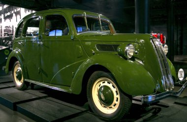Riga, Letonya - 16 Ekim: Retro araba yıl 1938 Ford-Vairogs gençler De Luxe makinehurdalardan 10 Riga Motor Müzesi, 16 Ekim 2016 Riga, Letonya