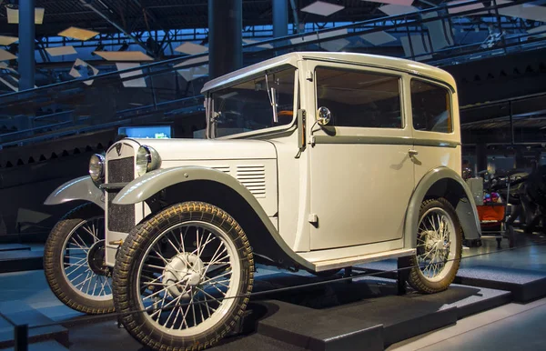 RIGA, LATVIA - 16 DE OCTUBRE: Coche retro 1931 del año BMW 3 / 15 typ DA4 Riga Motor Museum, 16 de octubre de 2016 en Riga, Letonia — Foto de Stock