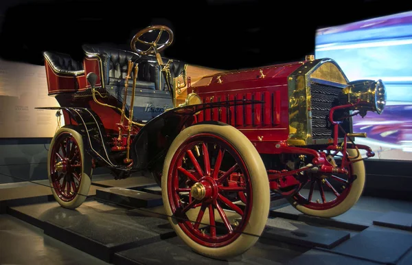RIGA, LATVIA - OUTUBRO 16: Carro retro 1903 do ano Krastin Riga Motor Museum, 16 de outubro de 2016 em Riga, Letónia — Fotografia de Stock