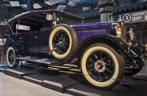 Riga, Letonya - 16 Ekim: Retro araba 1928 yılın Selva Riga Motor Müzesi, 16 Ekim 2016 Riga, Letonya