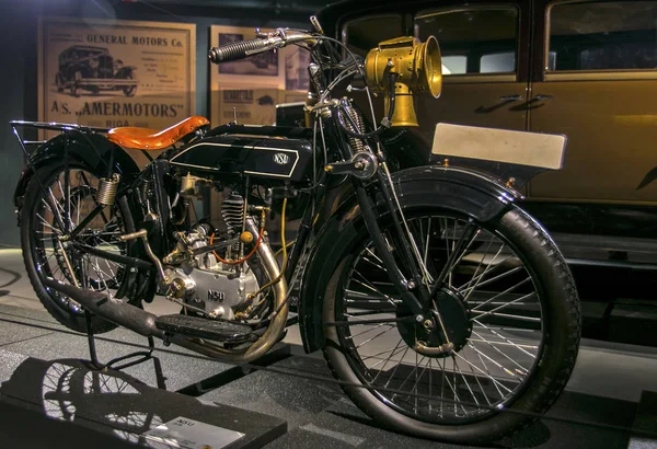 RIGA, LATVIA - 16 DE OCTUBRE: Motocicletas retro del año 1928 NSU 251R Riga Motor Museum, 16 de octubre de 2016 en Riga, Letonia — Foto de Stock