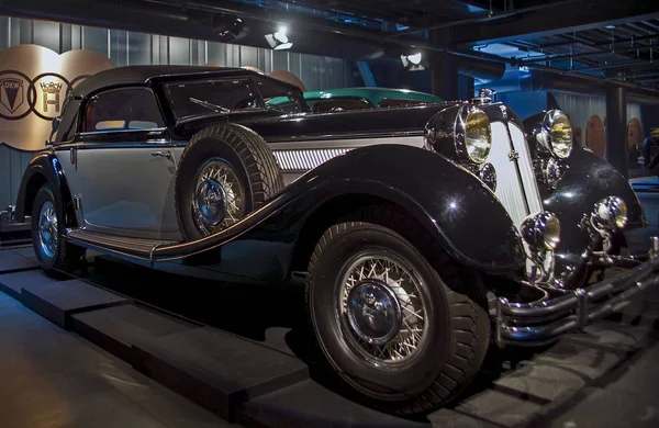 Riga, Letonya - 16 Ekim: Retro araba yıl 1936 Horch 853 Riga Motor Müzesi, 16 Ekim 2016 Riga, Letonya