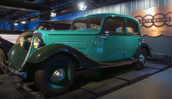 RIGA, LATVIA - OUTUBRO 16: Carro retro do ano 1935 Wan Derer W240 Riga Motor Museum, 16 de outubro de 2016 em Riga, Letônia — Fotografia de Stock