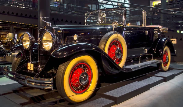 RIGA, LATVIA - OUTUBRO 16: Carro retro do ano 1930 CADILLAC V8 series 353 Riga Motor Museum, 16 de outubro de 2016 em Riga, Letónia — Fotografia de Stock