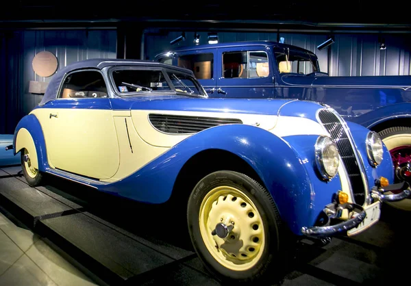 RIGA, LETTONIA - 16 OTTOBRE: Retro car of the year 1938 BMW 327 / 328 Riga Motor Museum, 16 ottobre 2016 in Riga, Lettonia — Foto Stock