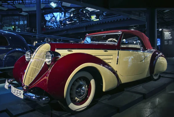 RIGA, LATVIA - 16 DE OCTUBRE: Automóvil retro del año 1939 STEYR 220 glaser sport cabrio Riga Motor Museum, 16 de octubre de 2016 en Riga, Letonia — Foto de Stock