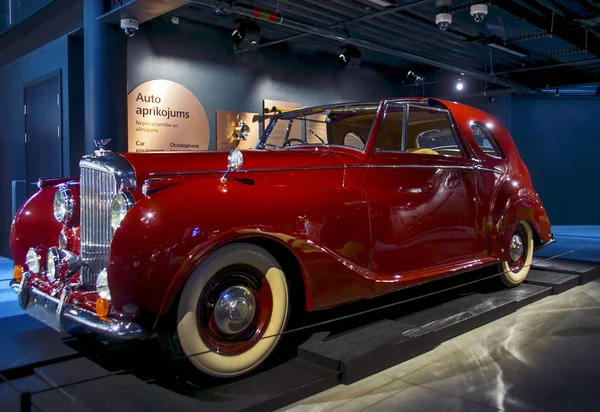 RIGA, LATVIA - 16 DE OCTUBRE: Automóvil retro del año 1949 BENTLEY Mr.V1 Riga Motor Museum, 16 de octubre de 2016 en Riga, Letonia — Foto de Stock