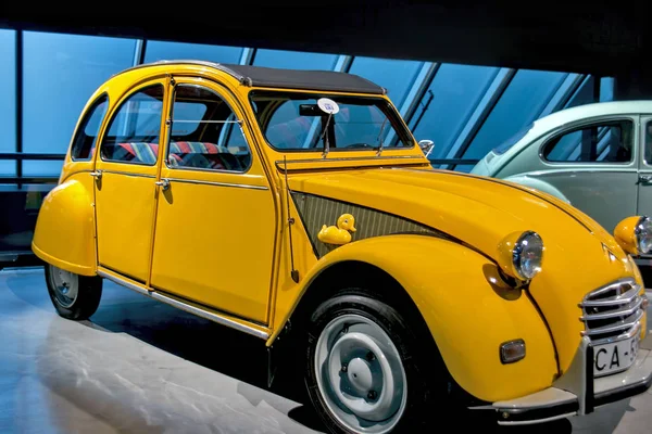 Riga, Letonya - 16 Ekim: Retro araba yıl 1969 Citroen 2cv Riga Motor Müzesi, 16 Ekim 2016 Riga, Letonya