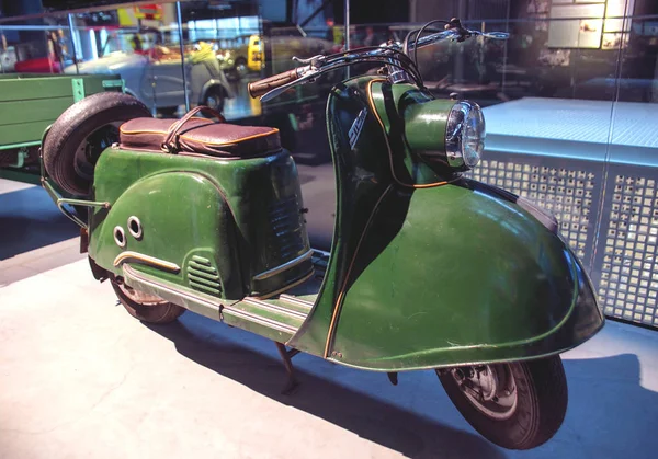 RIGA, LATVIA - 16 DE OCTUBRE: Motocicletas retro del año 1959 TMZ T200 TULA Riga Motor Museum, 16 de octubre de 2016 en Riga, Letonia — Foto de Stock