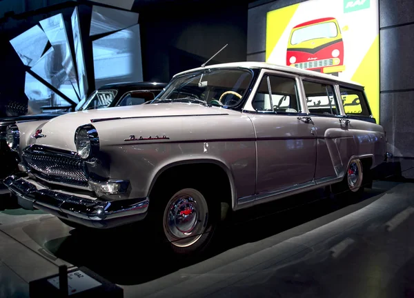 RIGA, LATVIA - OUTUBRO 16: Carro retro do ano 1963 GAZ 22 VOLGA Riga Motor Museum, 16 de outubro de 2016 em Riga, Letônia — Fotografia de Stock