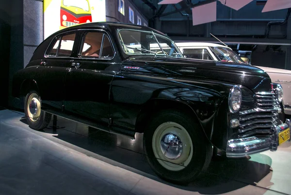 RIGA, LATVIA - OUTUBRO 16: Carro retro do ano 1951 GAZ M20 POBEDA Riga Motor Museum, 16 de outubro de 2016 em Riga, Letônia — Fotografia de Stock