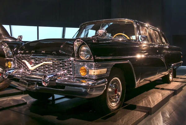 Riga, Letonya - 16 Ekim: Retro araba yıl 1972 Gaz 13 Caika Riga Motor Müzesi, 16 Ekim 2016 Riga, Letonya